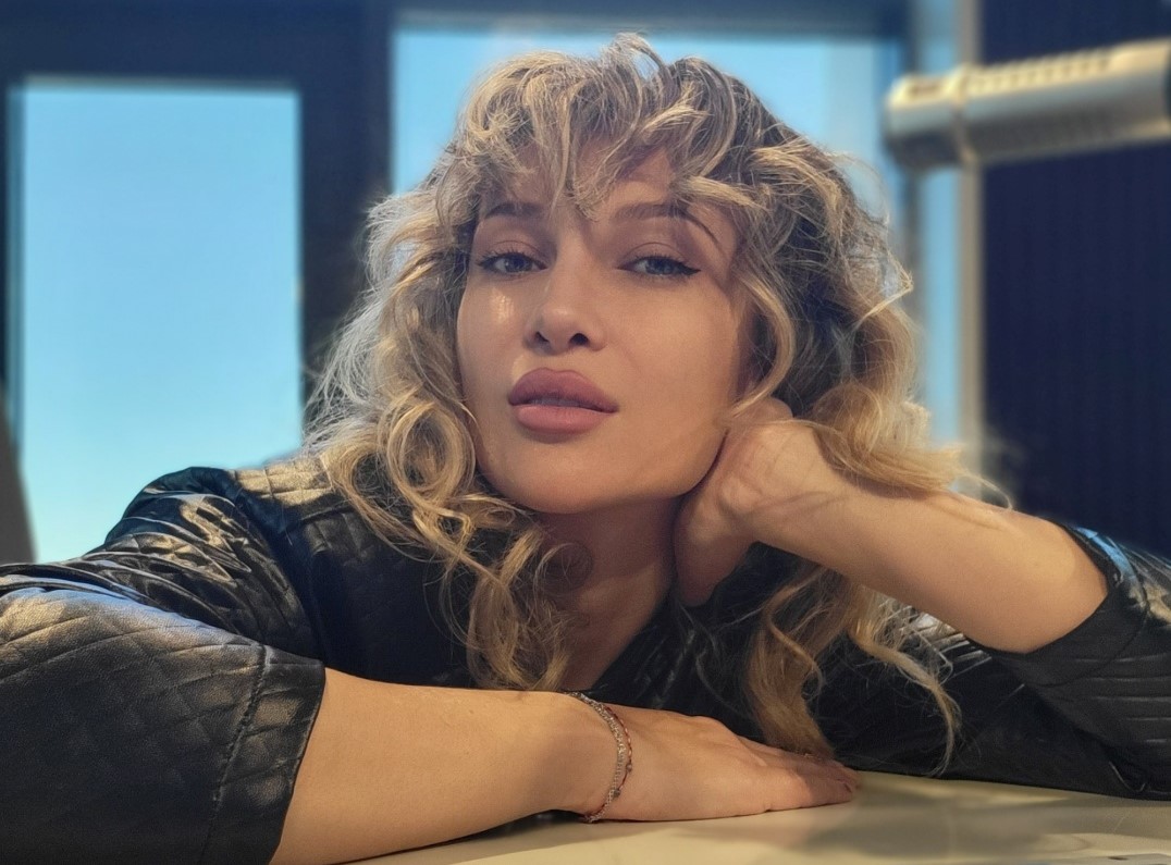 Lora a făcut un anunț neașteptat! La ce viciu a renunțat blondina sexy