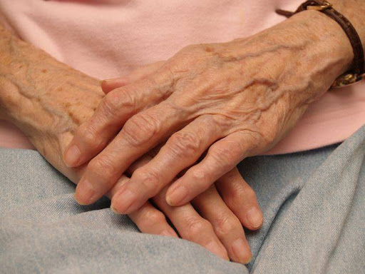O româncă a moștenit o avere colosală de la bătrânii pe care îi îngrijea în Italia. Povestea incredibilă a badantei ajunsă milionară peste noapte