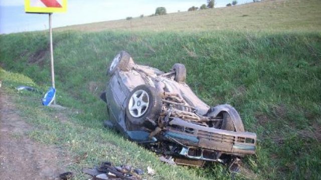 Accident rutier mortal în localitatea Pădureni de lângă Huși! O mașină s-a răsturnat şi un minor a decedat