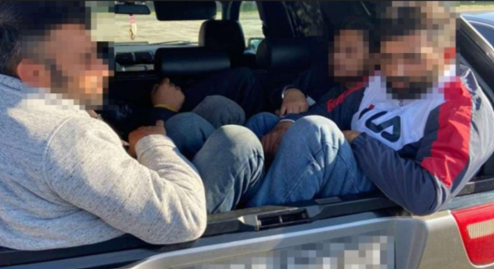 Poliţiştii au găsit 16 migranţi în garajul şoferiţei din Timiş, prinsă cu opt indieni ascunşi în maşină