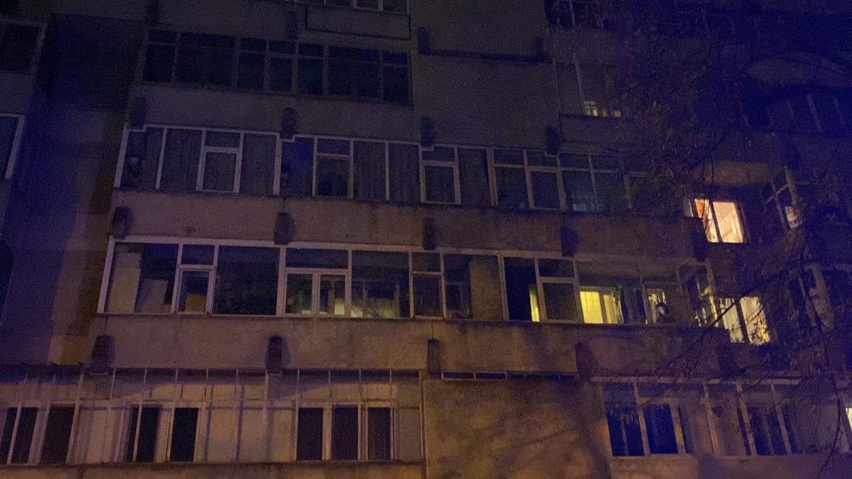 O persoană a rămas blocată în casă după ce i s-a făcut rău