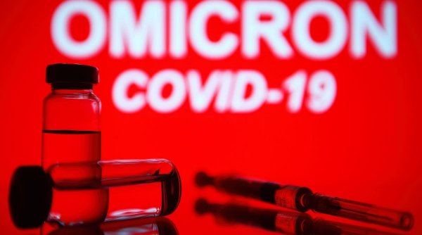 Varianta Omicron a COVID-19 va fi responsabilă de scăderea eficienței vaccinurilor, susţine un medic român