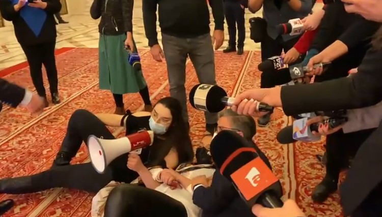 Sunt scene incredibile în Parlamentul României unde protestatarii #rezist s-au aruncat pe jos! Nu au spus nimic despre facturile uriașe ale românilor sau despre dezastrul din Sănătate – FOTO, VIDEO