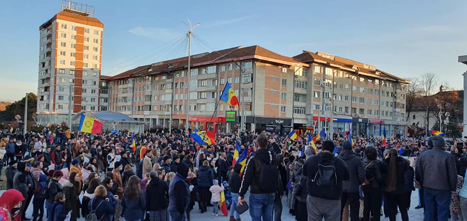 Peste 1.000 de oameni protestează la Suceava împotriva certificatului verde şi a vaccinării obligatorii