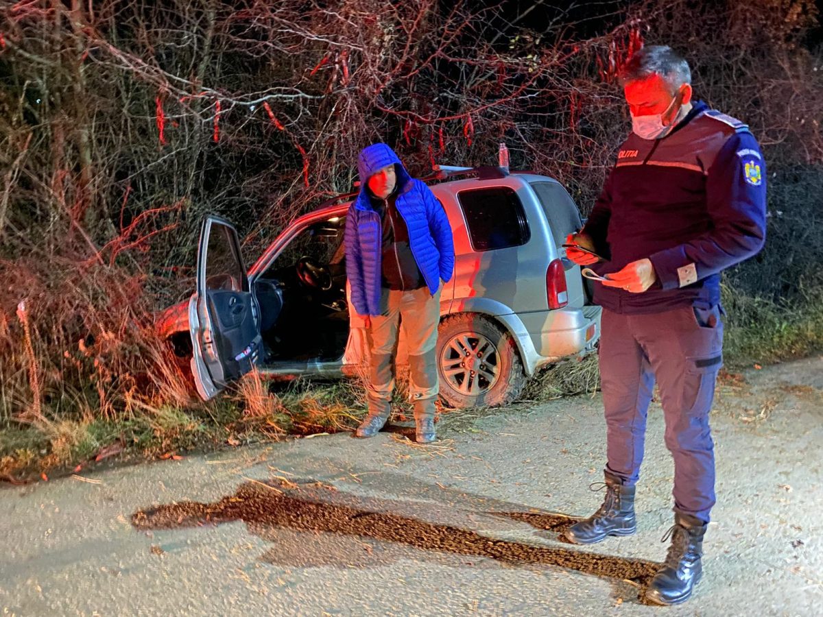 Un șofer băut a intrat cu mașina într-o țeavă de gaz în județul Iași, iar traficul este blocat-FOTO
