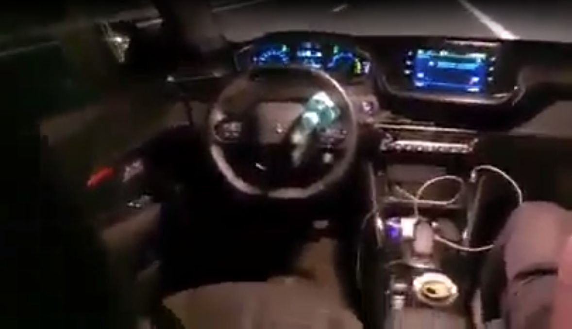 Noul pilot automat inventat de un șofer. Românul a încercat să se dea mare pe Facebook, de pe bancheta din spate, dar a ajuns în șanț – VIDEO