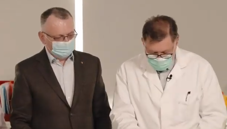 Iată cum se utilizează un test de salivă pentru depistarea Covid-19. Miniștrii Educației și Sănătății au făcut demonstrațiile – VIDEO