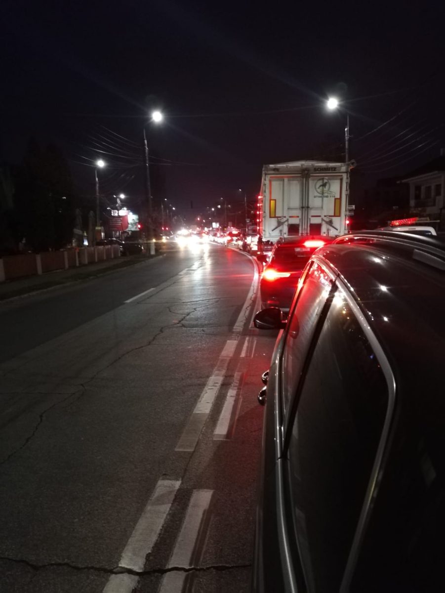 Trafic infernal pe şoseaua Bucium. Sute de maşini stau bară la bară. Coada se întinde pe câțiva kilometri – FOTO