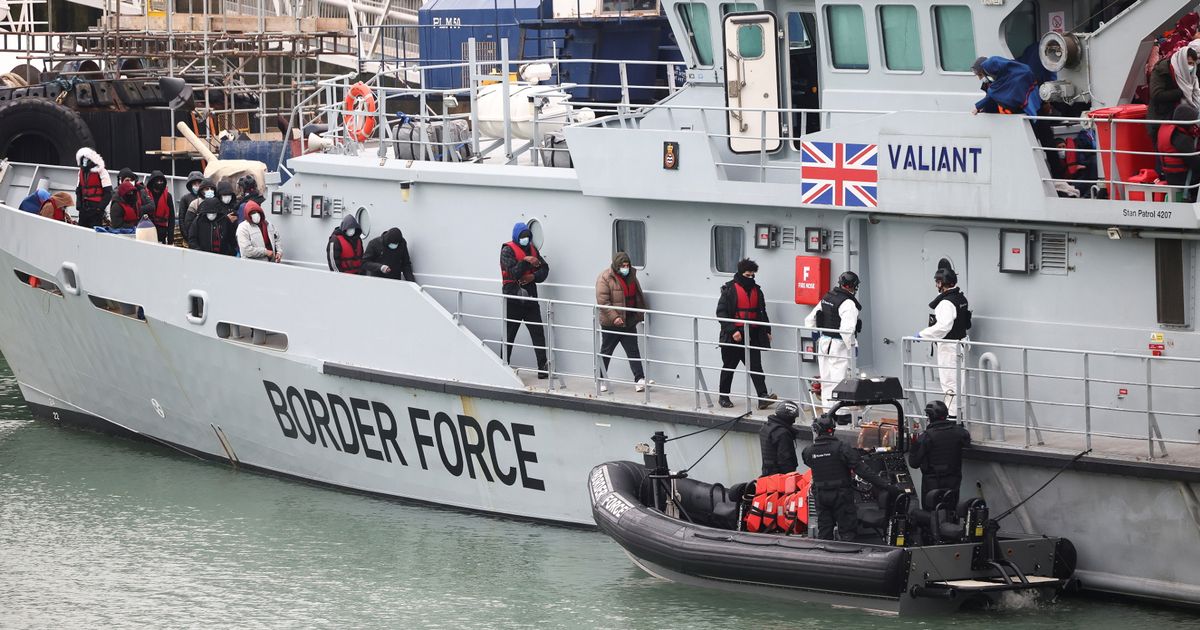 Zeci de migranți au murit înecaţi în timp ce încercau să traverseze Canalul Mânecii spre Marea Britanie