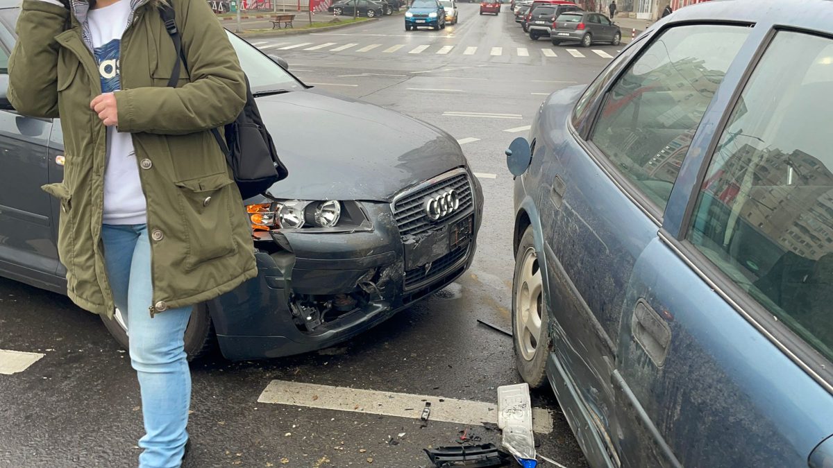Accident rutier în zona Păcurari din municipiul Iași! Două autoturisme s-au făcut praf într-o intersecţie – EXCLUSIV- FOTO