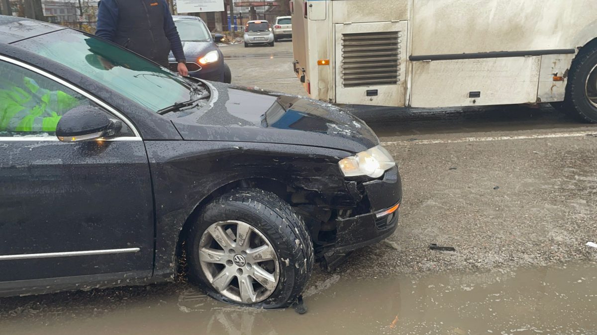 Accident rutier în zona Baza 3 din municipiul Iași! Nu a acordat prioritate şi a intrat într-o altă maşină – EXCLUSIV/FOTO