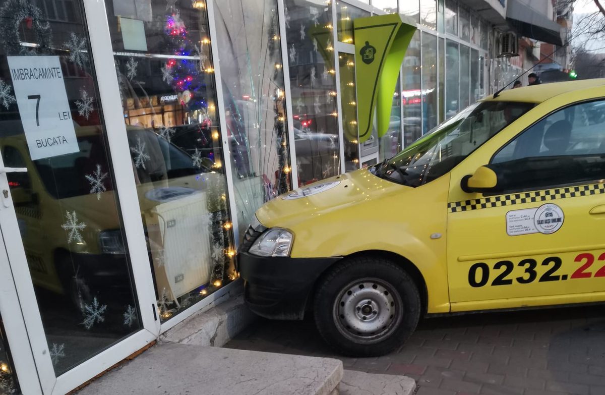 Accident rutier în municipiul Iași! O mașină a intrat într-un magazin