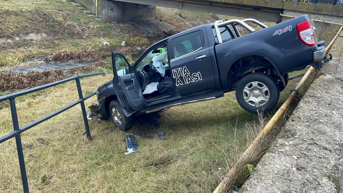 Accident rutier în zona Galata din municipiul Iași! Mașina Poliţiei Locale a ajuns într-un gard de pe margerea râului Bahlui – EXCLUSIV/FOTO