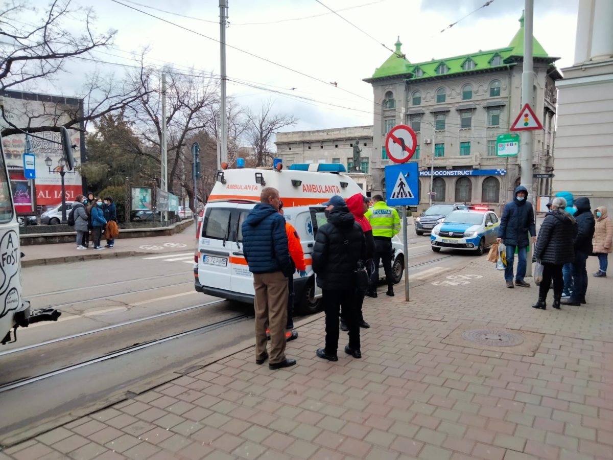 Circulația tramvaielor a fost blocată după ce un şofer a acroşat o femeie ce dorea să traverseze stradă pe trecerea de pietoni – EXCLUSIV/FOTO