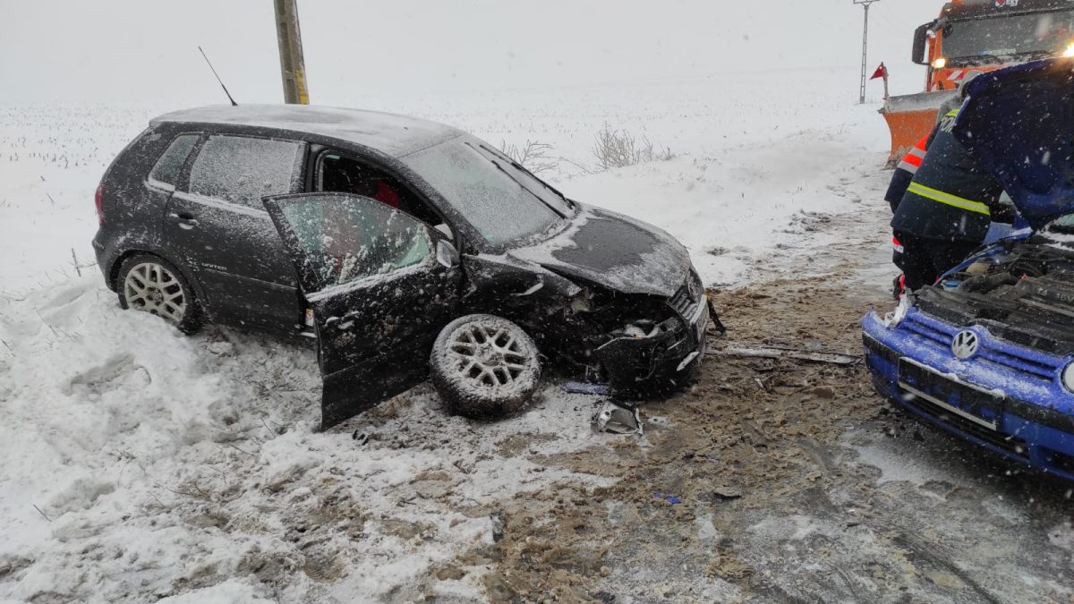 Accident rutier în Tg. Frumos, la ieșirea spre Pașcani. Trei autoturisme au fost implicate – Exclusiv, Galerie Foto