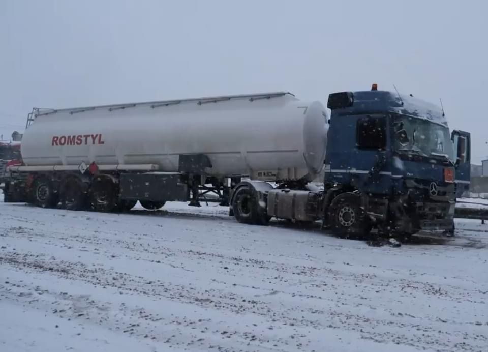 Intrarea în municipiul Roman este blocată după ce s-a produs un accident rutier! O autocisternă şi un autocamion au intrat în coliziune  – FOTO