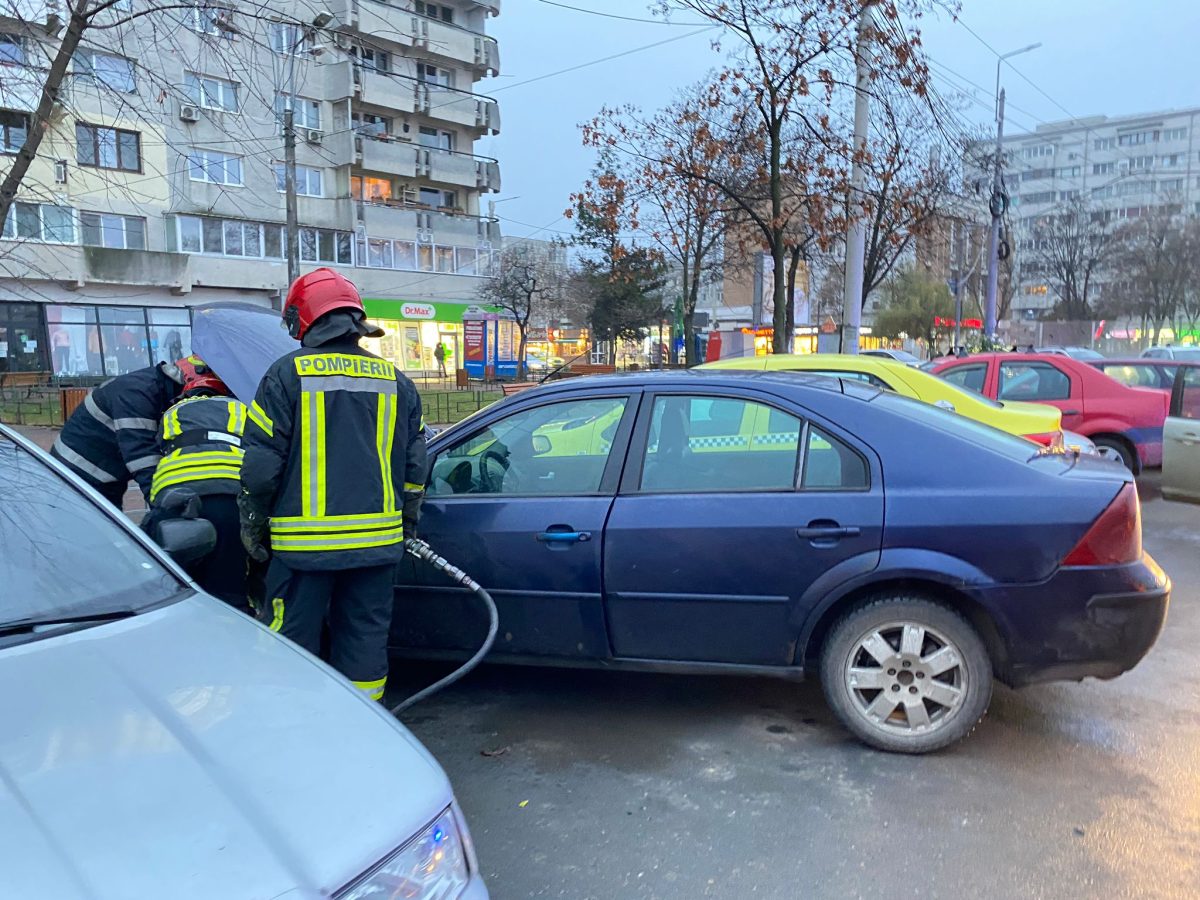 Un autoturism a luat foc în municipiul Iași! Pompierii au intervenit pentru a preveni o explozie – EXCLUSIV/FOTO