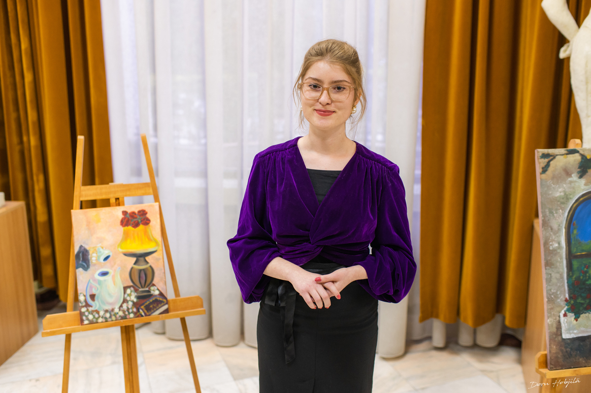 O talentată studentă la medicină a organizat o expoziţie în scop caritabil, la Iaşi – GALERIE FOTO