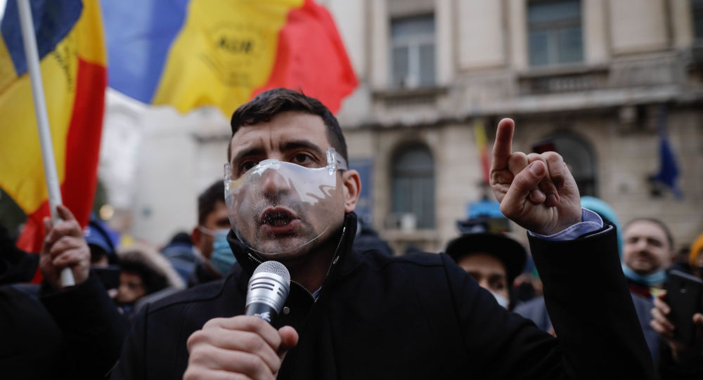 George Simion, declaraţii de ultimă oră: Sunt 15.000 de oameni prezenţi la protest. Le-am spus să nu intre în Parlament