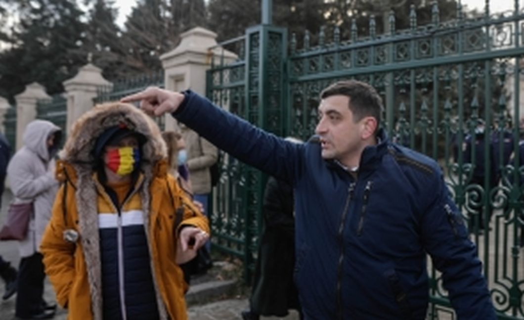 Scandal în timpul protestelor din București. Jandarmii au aplicat spray lacrimogene iar George Simion s-a pus în fruntea protestatarilor! Toți jandarmii din București sunt mobilizați de urgență
