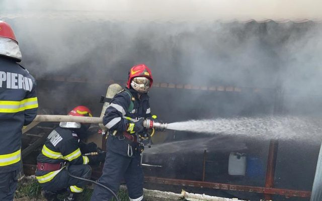 Incendiu la o vulcanizare din localitatea ieșeană Lețcani. Pompierii intervin la fața locului – Exclusiv