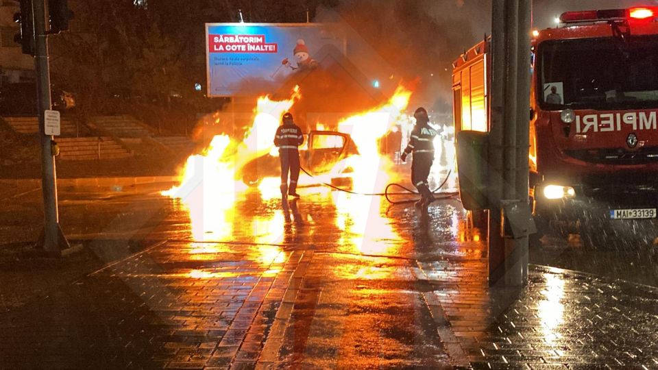 Un autoturism a fost acaparat de flăcări în Nicolina – Exclusiv, Galerie Foto, Video