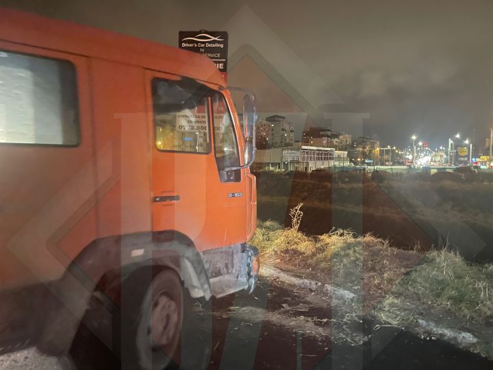 Seară cu ghinion pentru un ieșean. Acesta s-a trezit cu mașina în râu după ce a lăsat-o neasigurată cu frâna de mână – Exclusiv, Galerie Foto