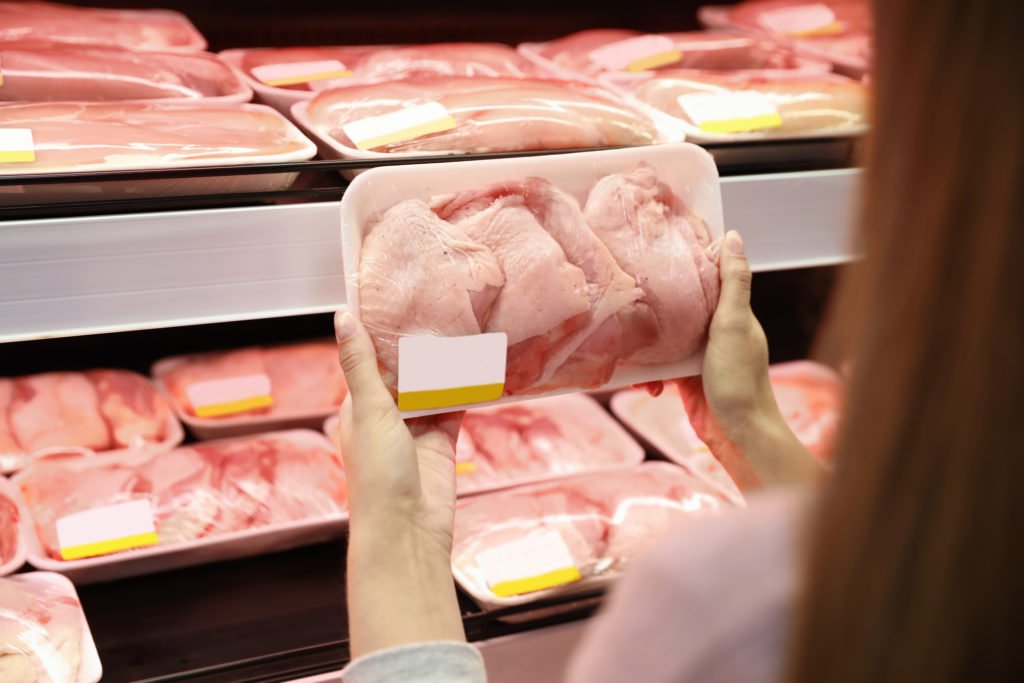 Inspectorii ANSVSA au împărțit amenzi uriașe în supermarketurile din România! Mii de kilograme de carne au fost confiscate