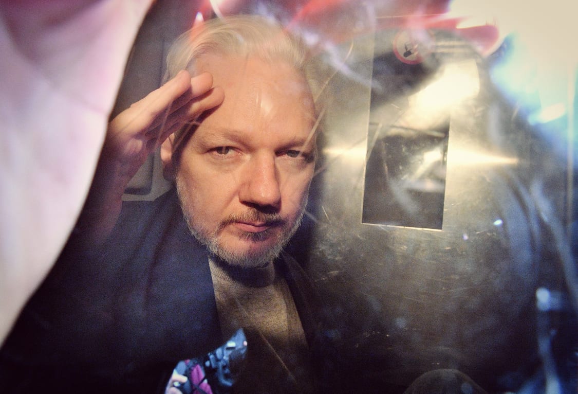 Crima lui Assange? Dezvăluirile. Crima noastră? Indiferența