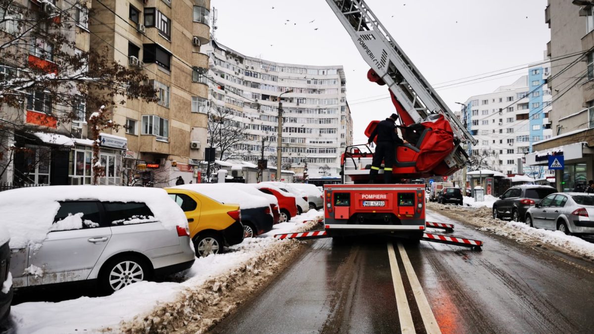 Misiune de degajare țurțuri de gheață la un bloc de pe strada Sarmisegetuza din Iași – Galerie Foto