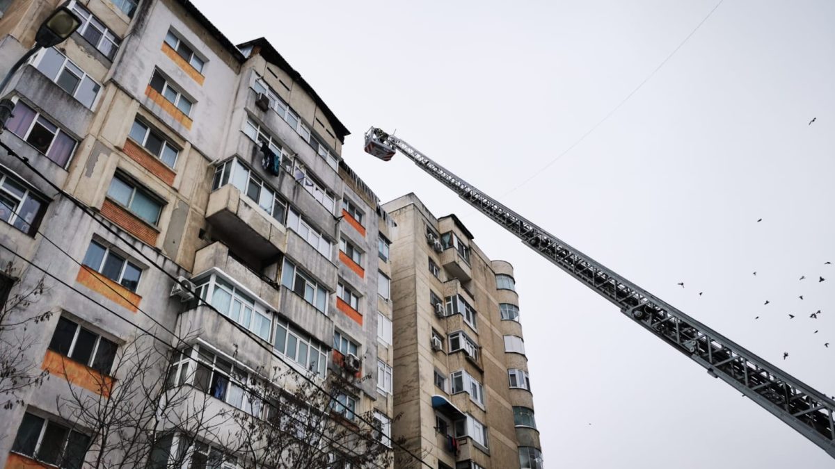 Degajarea zăpezii și a țurțurilor în municipiul Iași
