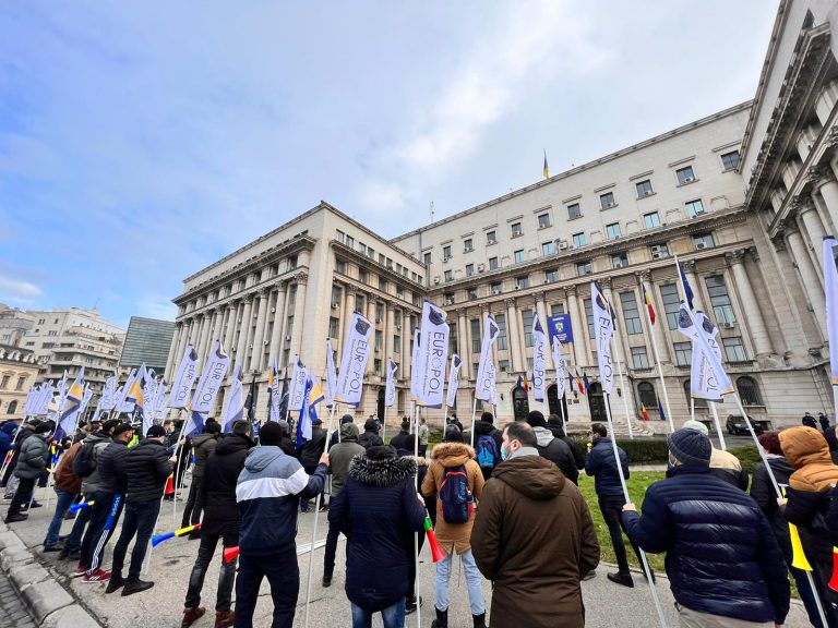 Sute de poliţişti protestează în fața sediului PSD! Oamenii legii îşi cer drepturile salariale – VIDEO
