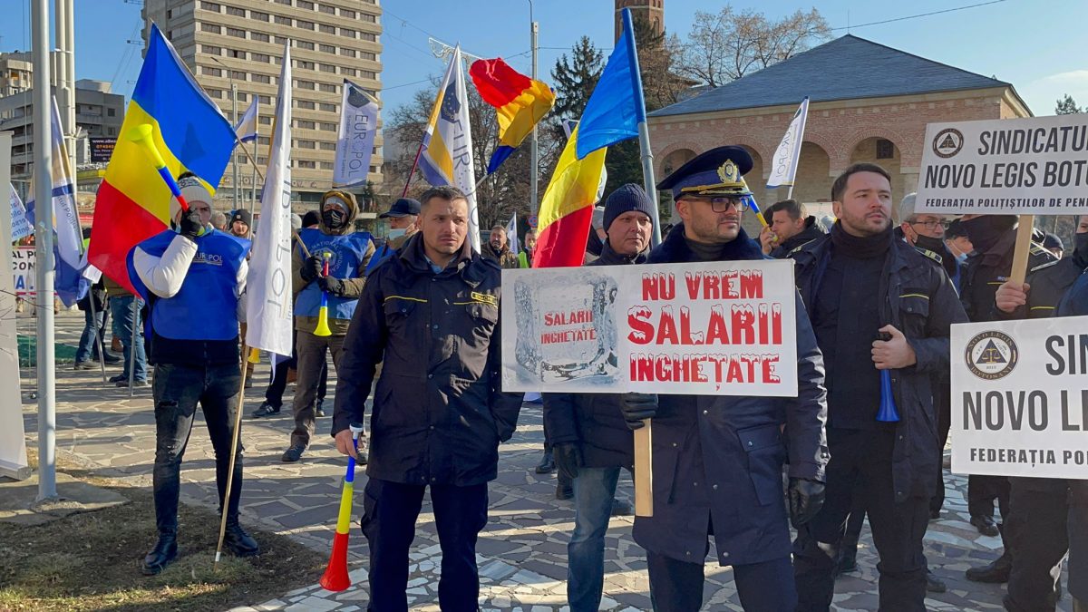 Proteste de amploare la Iași! Poliţiştii scandează, în fața Prefecturii, împotriva Guvernului Ciucă! Ce nemulţumiri au oamenii legii – FOTO