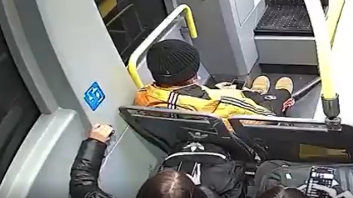 Un alt tramvai modern PESA a fost vandalizat! Au rupt portul USB si au scris cu un marker permanent – FOTO, VIDEO