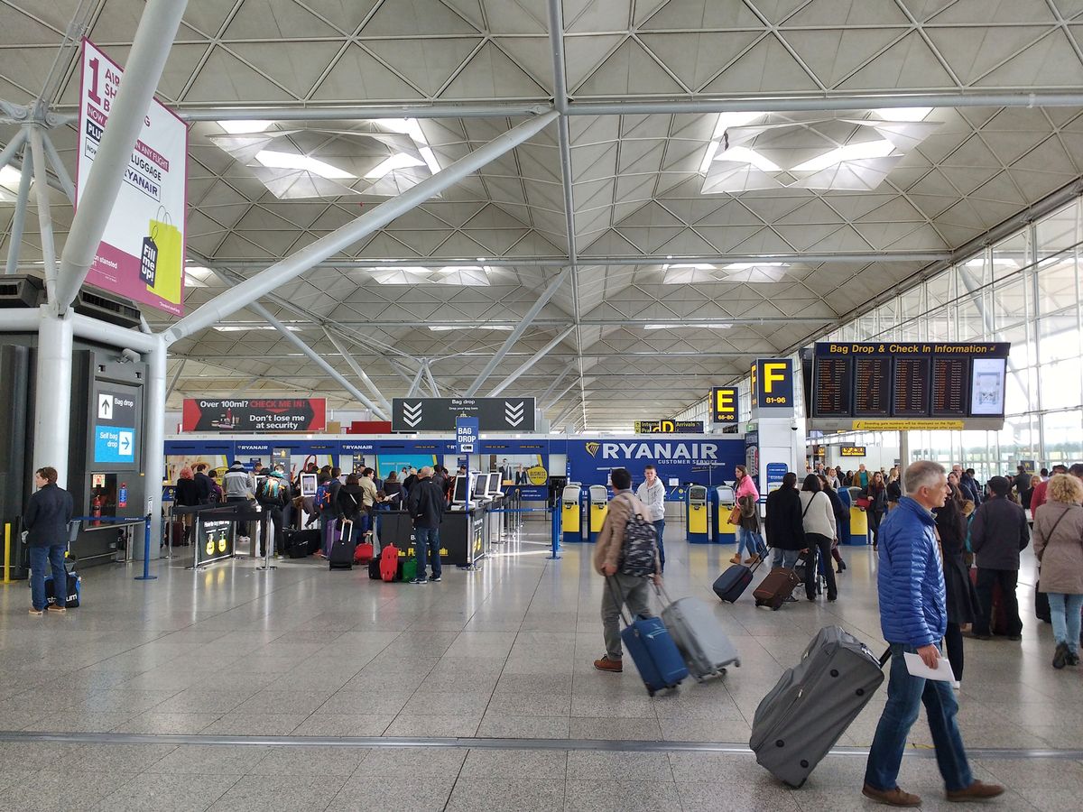Peste 100 de români blocaţi pe un aeroport britanic după ce cursa le-a fost anulată