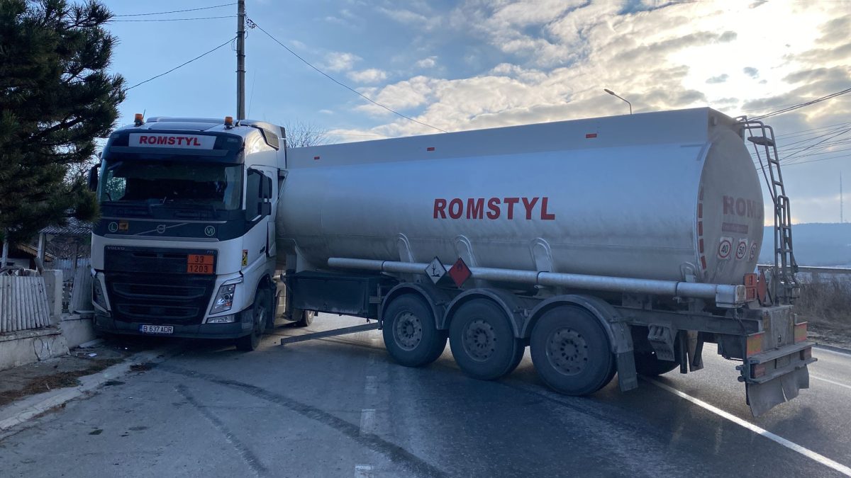 Trafic blocat în zona Bucium după ce un TIR a derapat şi a blocat aproape toată şoseaua – EXCLUSIV/FOTO