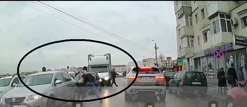Bătaie între doi ” cocoși ” în trafic, în Iași! Cei doi șoferi s-au luat la trântă în mijlocul străzii – FOTO, VIDEO