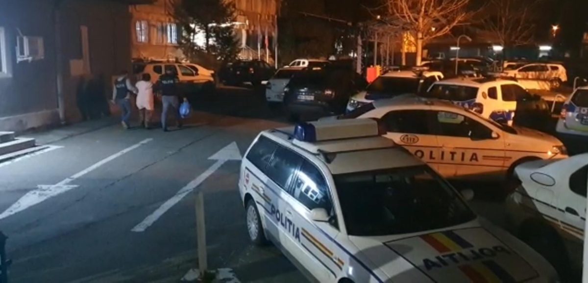 O familie întreagă, printre care şi un minor, a fost reţinută după ce a bătut cu bestialitate un copil în vârstă de 15 ani