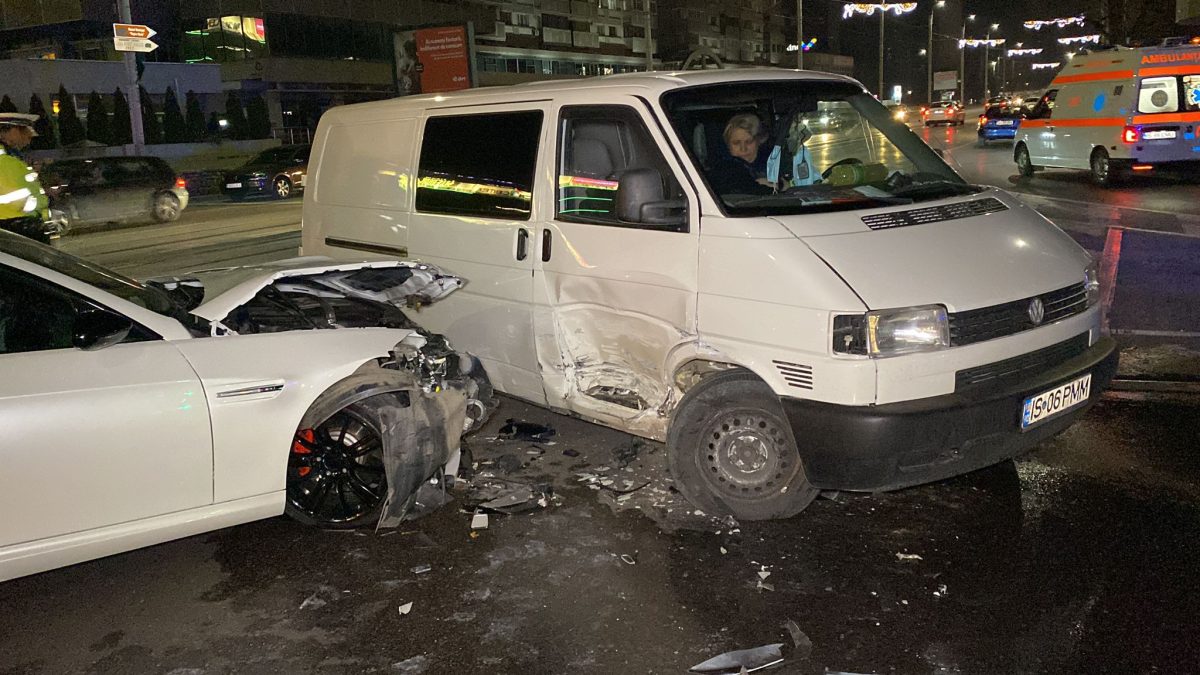 Un autoturism a fost cuprins de flăcări în urma unui accident rutier produs pe strada Anastasie Panu din județul Iași- EXCLUSIV, FOTO