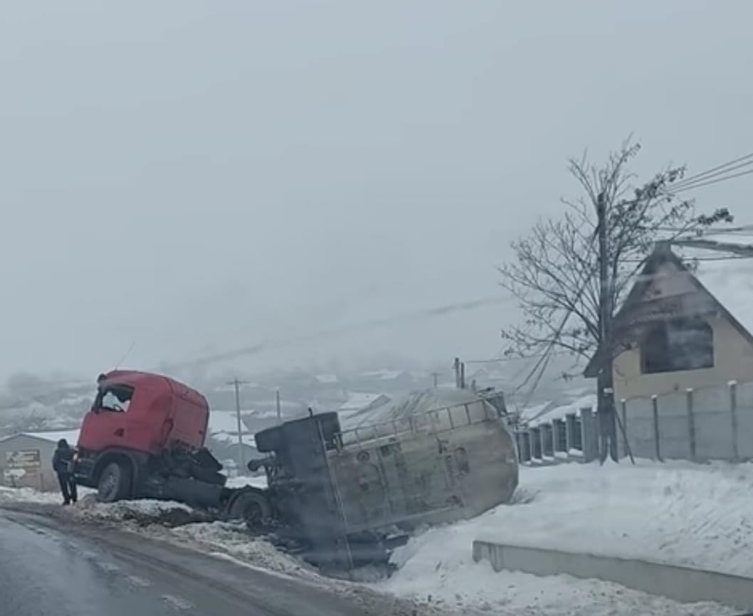 Accident rutier în județul Iași. O autocisternă s-a răsturnat – EXCLUSIV, FOTO