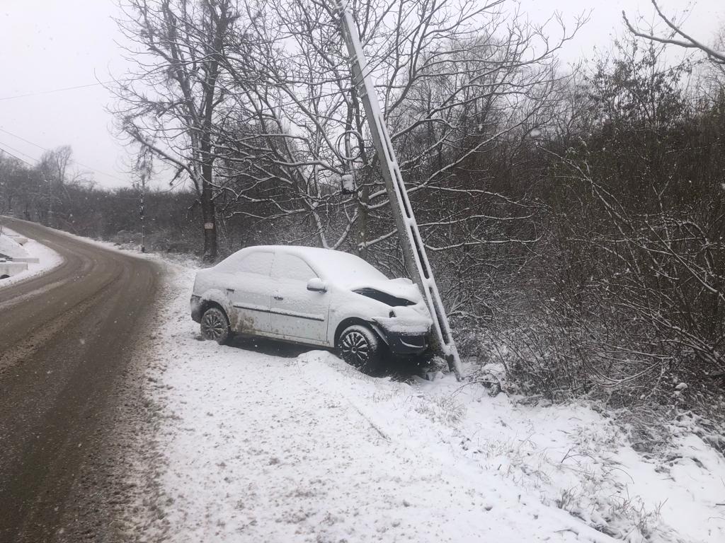 Un şofer a pierdut controlul volanului şi a intrat cu maşina într-un stâlp în zona Bucium. Nu au fost victime- EXCLUSIV, FOTO, VIDEO