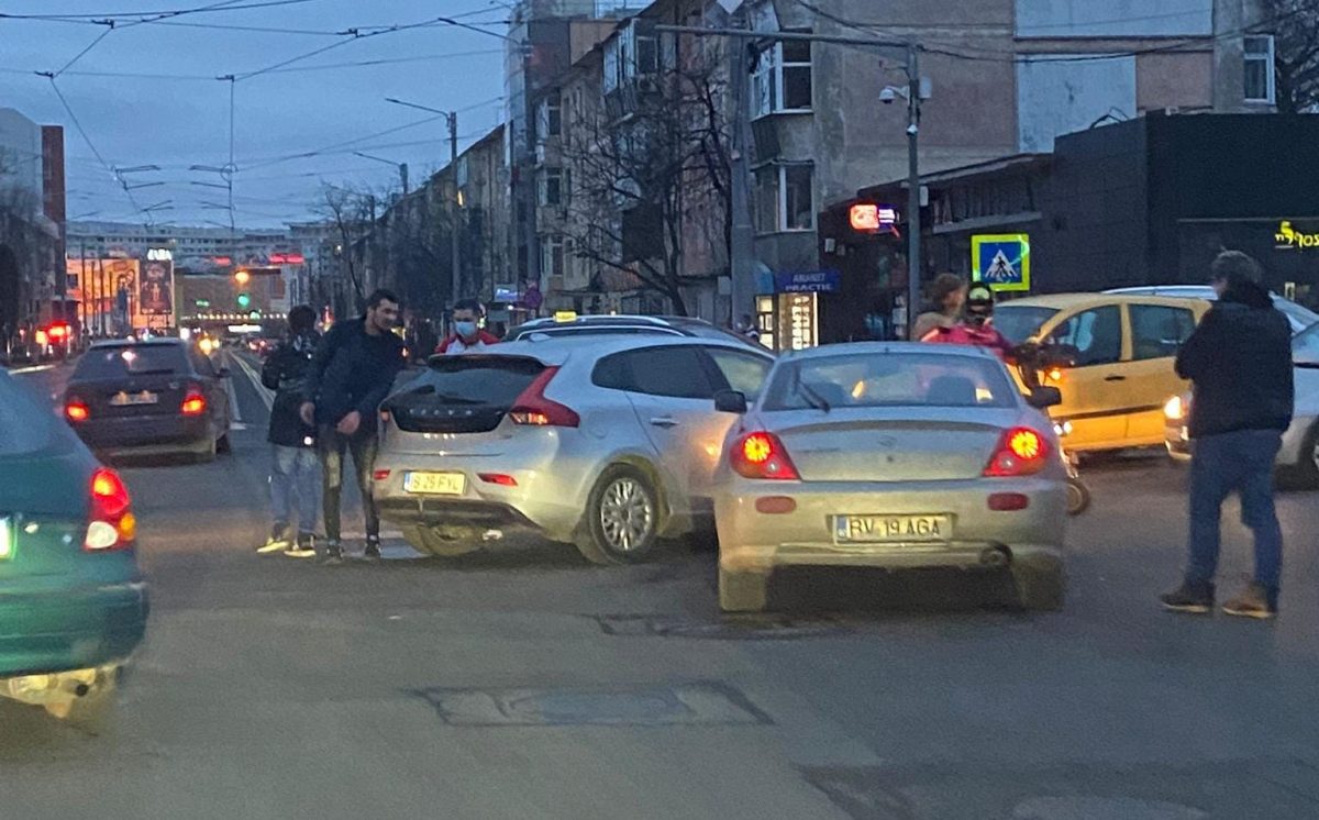 Accident rutier între două autoturisme în zona Bucșinescu