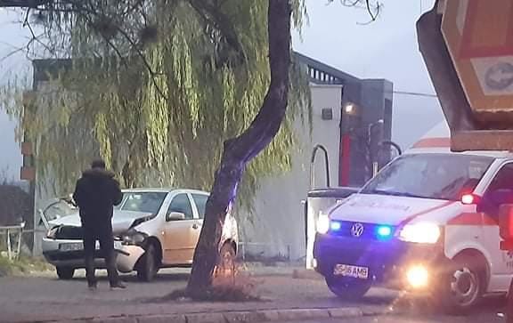 Accident rutier în Tătăraşi. Un autoturism a fost avariat – EXCLUSIV