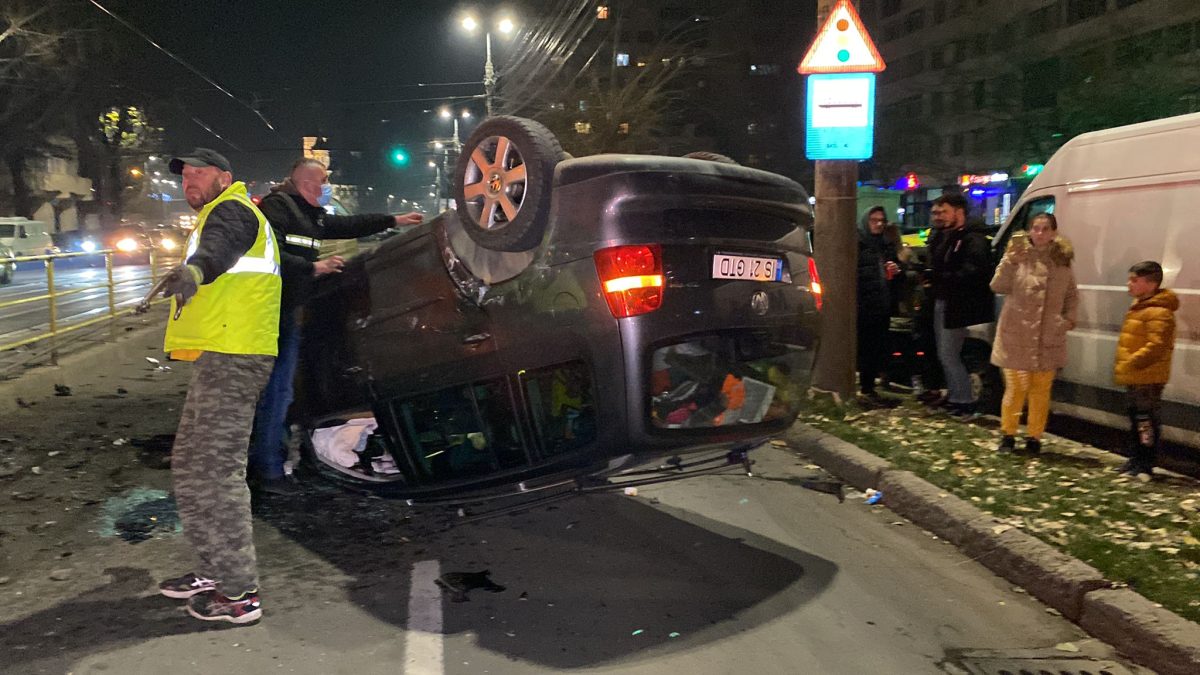 Ieșeanul băut care s-a răsturnat cu mașina după ce a intrat în refugiul de tramvai din cartierul Alexandru cel Bun, arestat preventiv pentru 30 de zile – FOTO