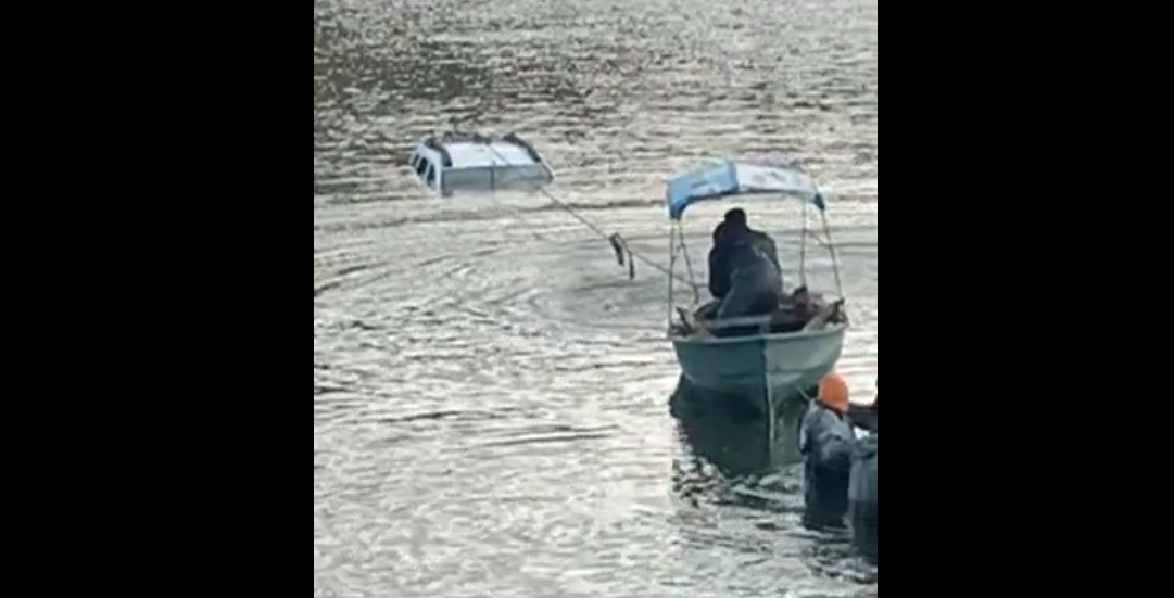 Accident rutier în judeţul Iaşi O maşină a plonjat în iazul din comuna Popeşti – EXCLUSIV, FOTO, VIDEO