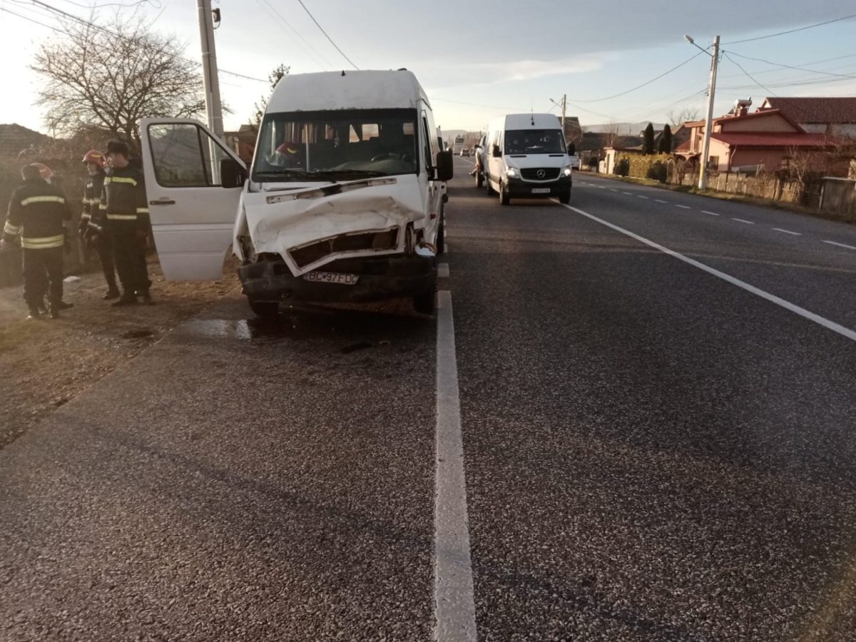 Accident rutier grav în Bacău. Un microbuz școlar a intrat în coliziune cu un autoturism. Șapte copii au fost răniți – FOTO