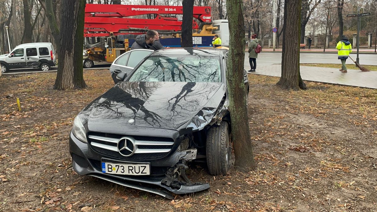 Accident rutier în zona Copou din municipiul Iași! Şoferiţa unui bolid Mercedes a intrat cu acesta printre copaci – EXCLUSIV FOTO