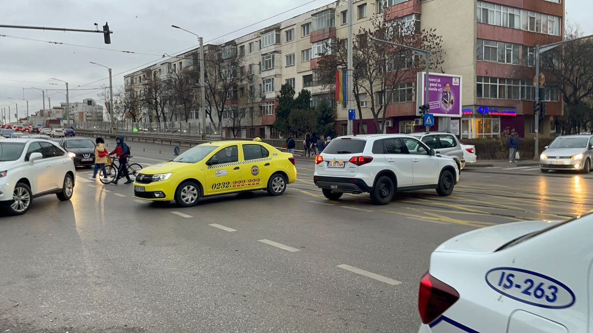 Accident rutier în Podu Roș. Au fost implicate două maşini, dintre care un taxi. O persoană rănită, transportată la spital – EXCLUSIV, FOTO, VIDEO, UPDATE