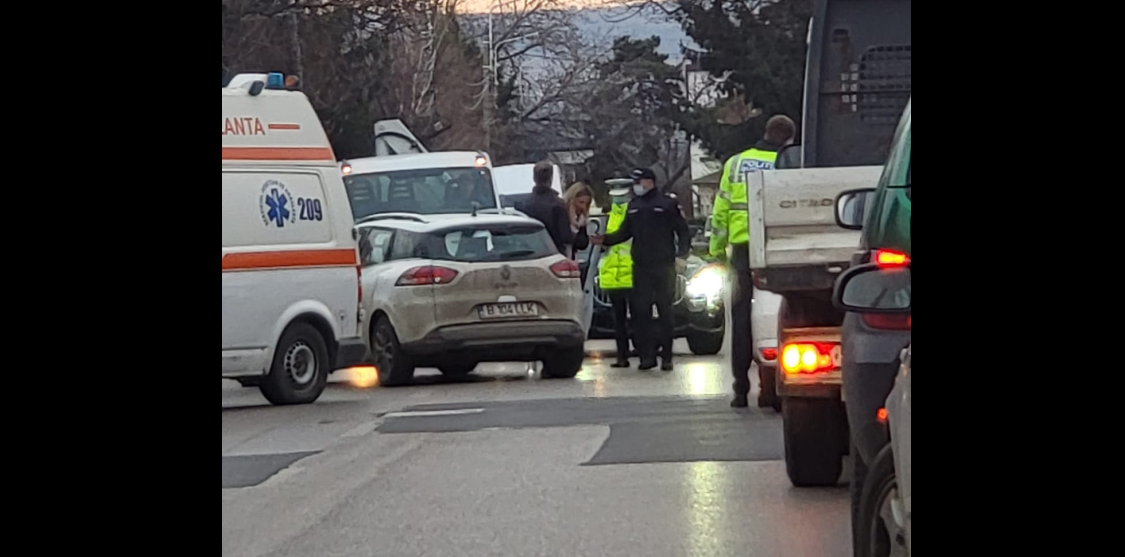 Accident rutier pe Sărărie. Două autoturisme s-au izbit după ce unul dintre şoferi nu a acordat prioritate – EXCLUSIV, FOTO, UPDATE, VIDEO