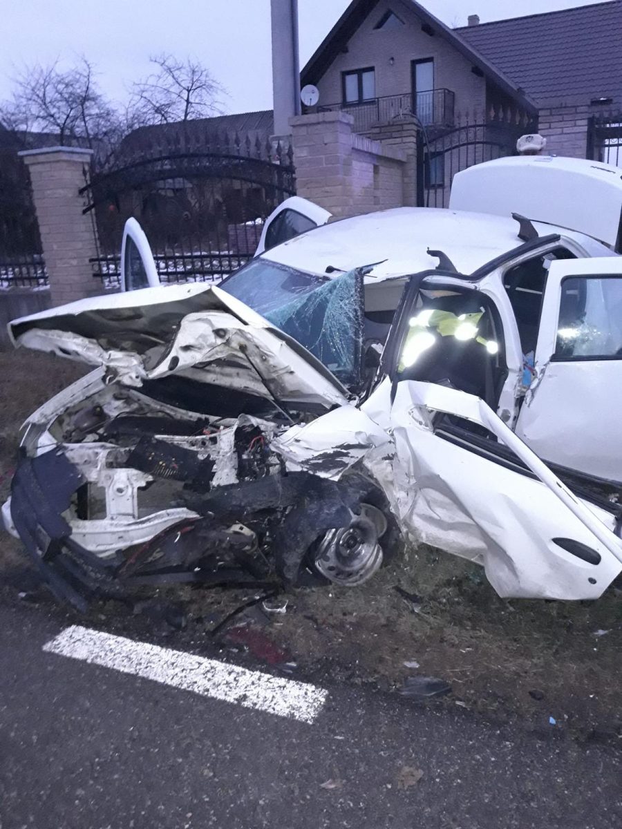 Accident rutier în judeţul Suceava. Două persoane au fost rănite şi transportate la spital – FOTO